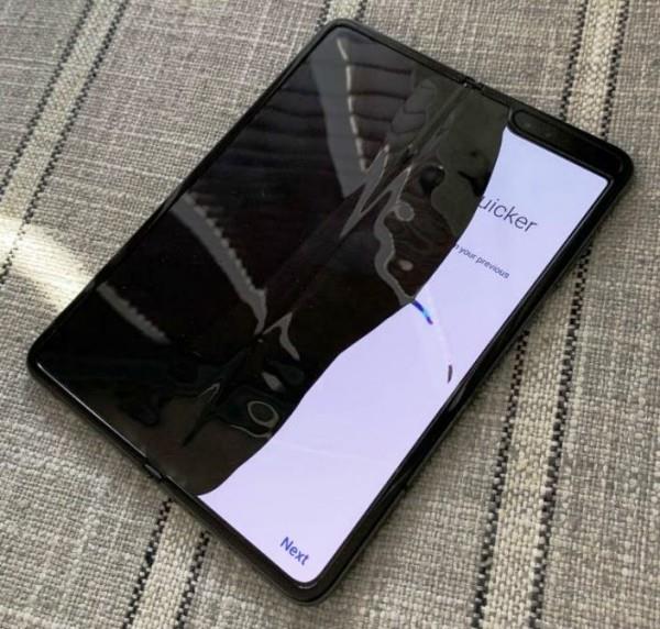Ελαττωματική καθυστέρηση κυκλοφορίας του κινητού τηλεφώνου Samsung Galaxy Fold black dead