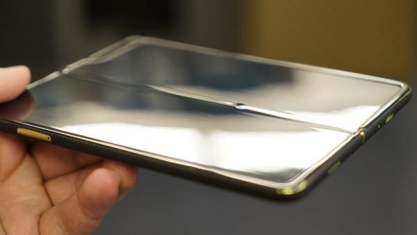 Ελαττωματική καθυστέρηση κυκλοφορίας του κινητού τηλεφώνου Samsung Galaxy Fold λυγισμένο ελαττωματικό