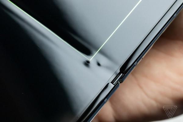 Ελαττωματική καθυστέρηση απελευθέρωσης της βρωμιάς Samsung Galaxy Fold κάτω από την οθόνη