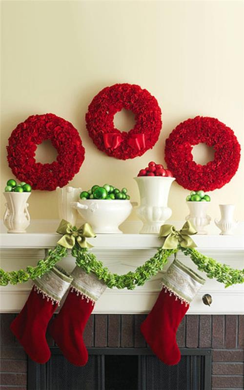 Διακοσμητικές κόκκινες υφασμάτινες γιρλάντες για χριστουγεννιάτικο στεφάνι