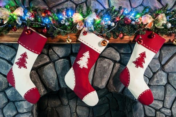 Διακοσμητικές γιρλάντες κομψές χριστουγεννιάτικες κάλτσες κόκκινα λευκά παιδιά