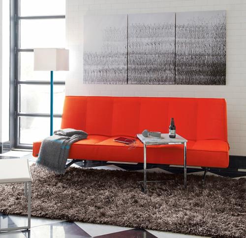 Ιδέες διακόσμησης για τον κόκκινο καναπέ του δωματίου στο μαλακό χαλί