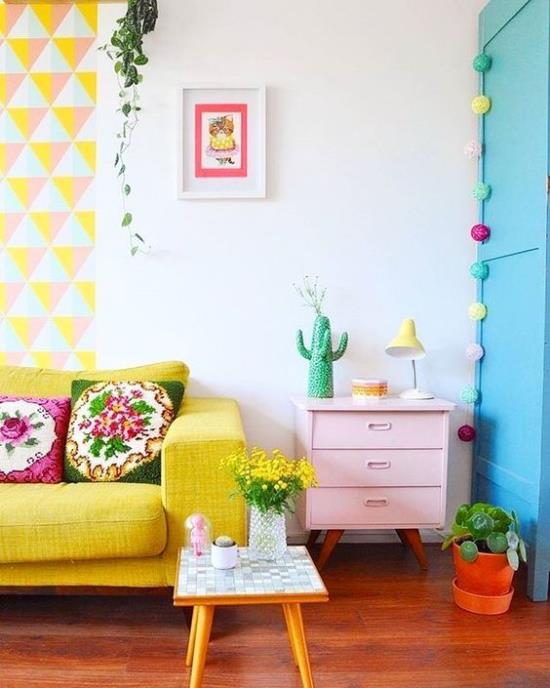 Ιδέες για διακόσμηση σαλόνι με πολύχρωμη επίπλωση καναπέ σε χρώμα μουστάρδας που μαγνητίζει τα βλέμματα