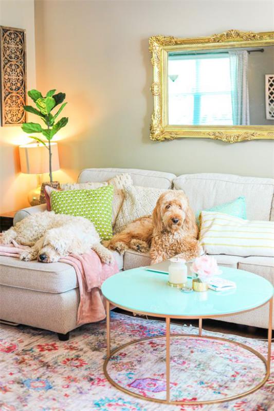 Ιδέες διακόσμησης σαλόνι φωτεινό καναπέ λαμπτήρα καθρέφτη ρίξτε κουβέρτες σκυλί πράσινο γλάστρες φυτό