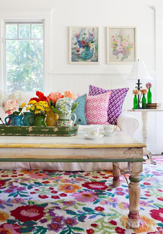 Ιδέες ντεκό σαλόνι πολλά χρώματα πολύχρωμα ρίξτε μαξιλάρια φωτεινό καναπέ πολύχρωμο χαλί