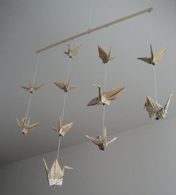 Διακόσμηση με βιβλία origami baby mobile