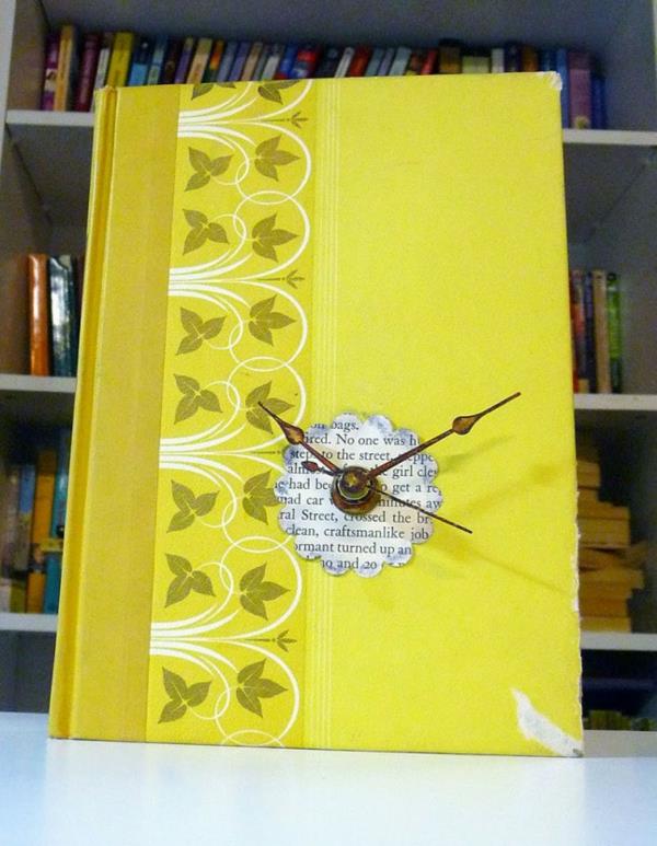 Διακόσμηση με βιβλία ρολογιού κίτρινο κάλυμμα