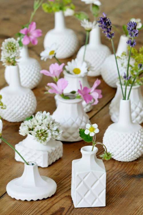 Διακοσμητικές φιγούρες από κεραμικά βάζα με τεχνητά λουλούδια