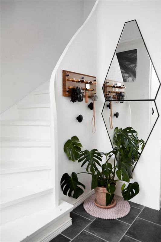 Διακοσμητικός καθρέφτης τοίχου στο διάδρομο σκάλα λευκό σχέδιο ασυνήθιστο σχήμα καθρέφτη φρέσκο ​​πράσινο φυτό