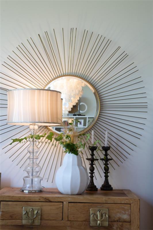 Διακοσμητικοί καθρέφτες τοίχου στο διάδρομο με φανταχτερά πλαίσια καθρεφτών