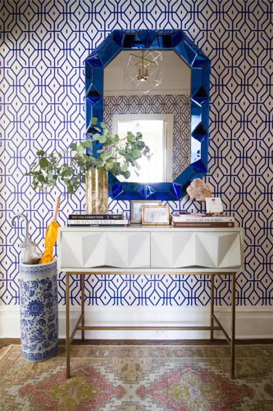 Διακοσμητικός καθρέφτης τοίχου στο μπλε πλαίσιο ταπετσαρίας με μοτίβο με μοτίβο