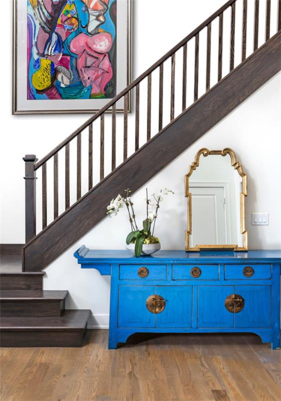 Διακοσμητικός καθρέφτης τοίχου στο διάδρομο μπλε ντουλάπα ανοιχτός καθρέφτης κάτω από τις σκάλες