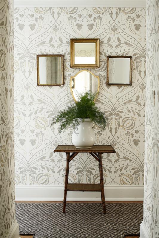 Διακοσμητικός καθρέφτης τοίχου στο διάδρομο με χαρτί τοίχου με μοτίβο μερικούς μικρούς καθρέφτες