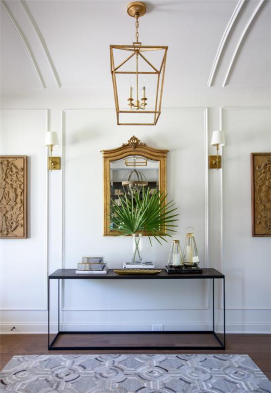 Διακοσμητικός καθρέφτης τοίχου στο διάδρομο κλασικός σχεδιασμός δωματίου ξύλινες χρυσές πινελιές