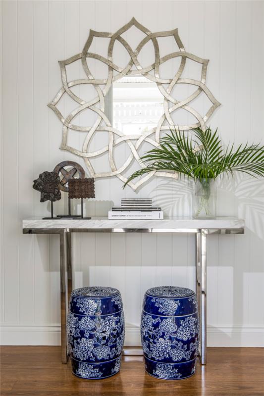 Διακοσμητικός καθρέφτης τοίχου στο διάδρομο πλούσια σχήματα φανταχτερό μοτίβο γκρι φόντο