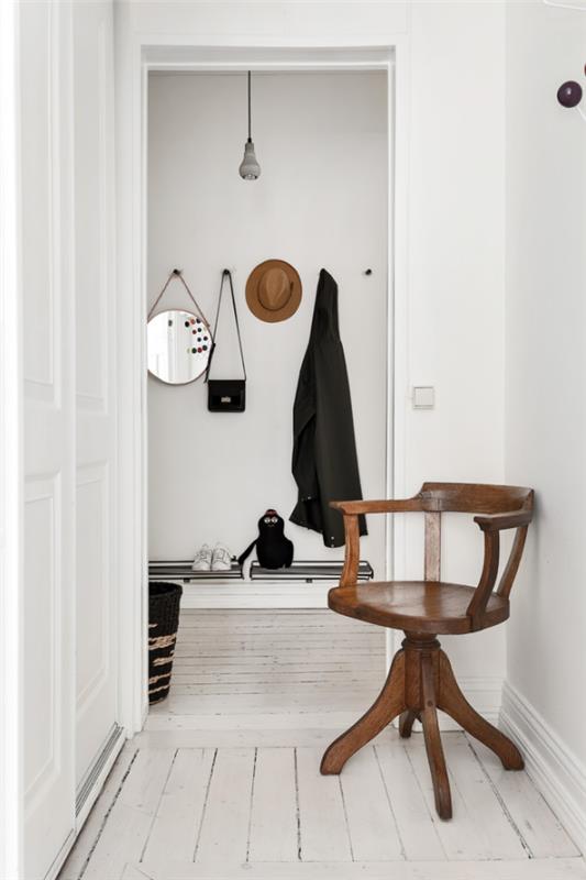 Διακοσμητικός καθρέφτης τοίχου στο διάδρομο απλός σχεδιασμός στρογγυλής μικρής καρέκλας καθρέφτη σε πρώτο πλάνο