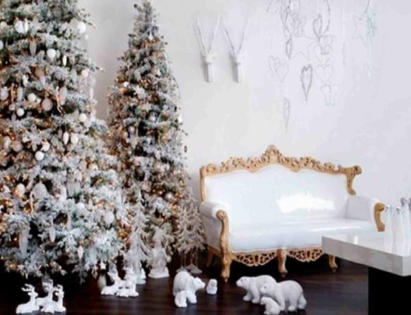 Διακοσμημένα χριστουγεννιάτικα δέντρα για το σχέδιο του καθιστικού