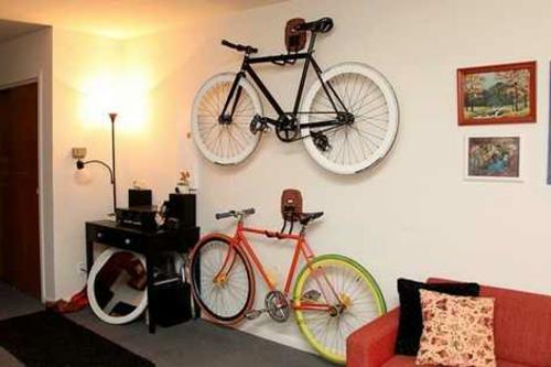 Αποθήκευση σωστά του ποδηλάτου στο σπίτι ράφια σαλόνι
