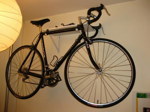 Αποθηκεύστε σωστά το ποδήλατο DIY στον τοίχο του σπιτιού