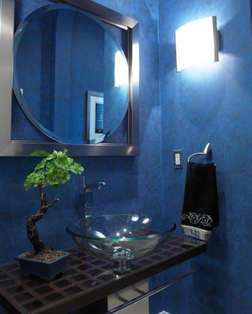 Το δέντρο μπονσάι στο εσωτερικό σχέδιο μπλε τοίχου μπάνιο