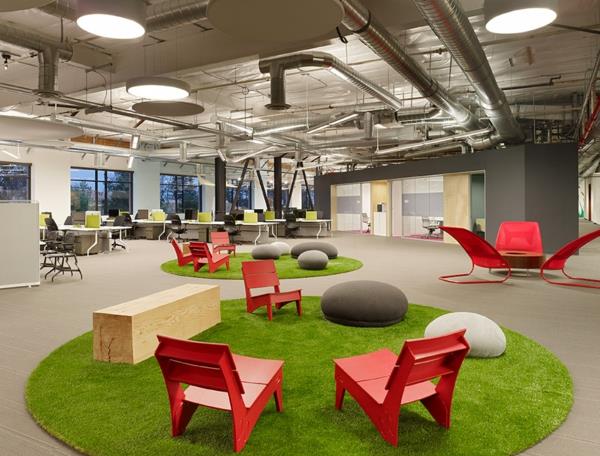 Τα κεντρικά γραφεία της κενής αποθήκης του Skype California καρέκλες κόκκινο ξύλο