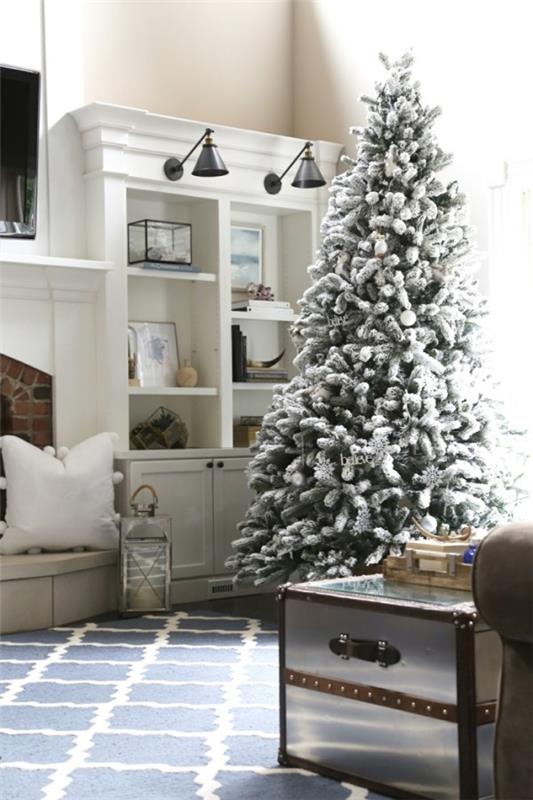 Το χριστουγεννιάτικο δέντρο πρέπει να συνδυαστεί με το σχέδιο τοίχου
