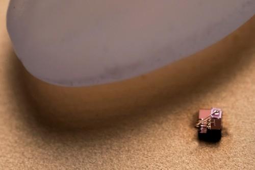 Ο μικρότερος υπολογιστής στον κόσμο δίπλα σε έναν κόκκο ρυζιού