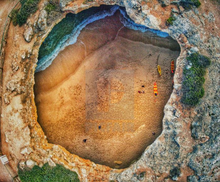 Η πιο όμορφη παραλία στην Ευρώπη Σπήλαιο Benagil Cave Beach που φαίνεται από ψηλά θεαματική