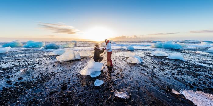 Η πιο όμορφη παραλία της Ευρώπης Diamond Beach στην Ισλανδία μαύρη άμμος λάβας γιγαντιαία παγόβουνα το καλύτερο φόντο για μια δήλωση αγάπης