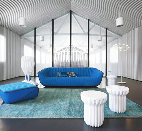 Σχεδιαστής συλλογής επίπλων μπλε καναπέδες καναπέ δίπλα σε τραπέζι