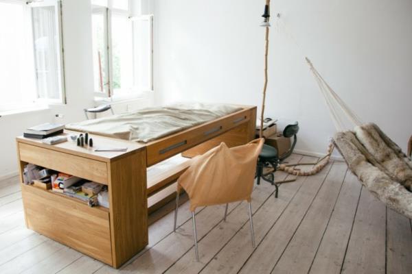 Γραφείο σχεδιαστών και πτυσσόμενο κρεβάτι από ξύλο