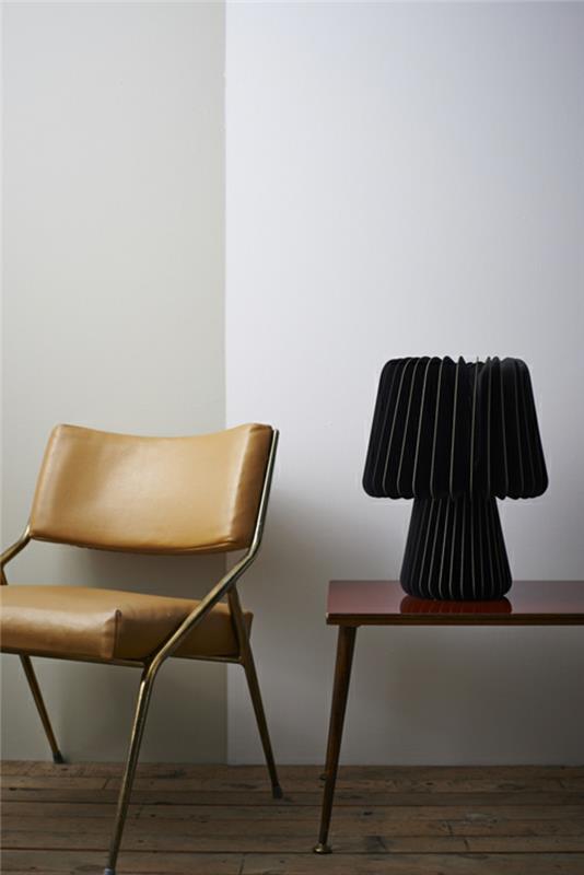 Σχεδιαστική σύνθεση φωτισμού με δερμάτινη καρέκλα