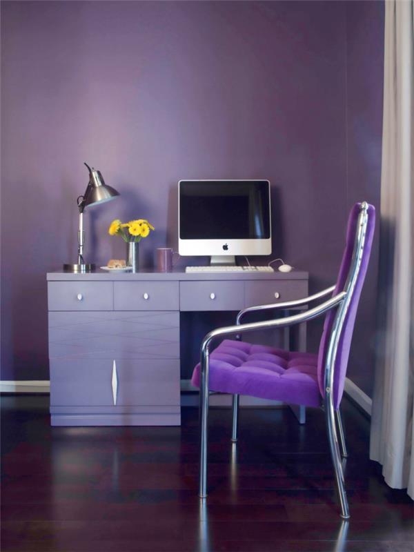 Το χρώμα μωβ καρέκλα σχεδίασης τοίχου στο χώρο εργασίας