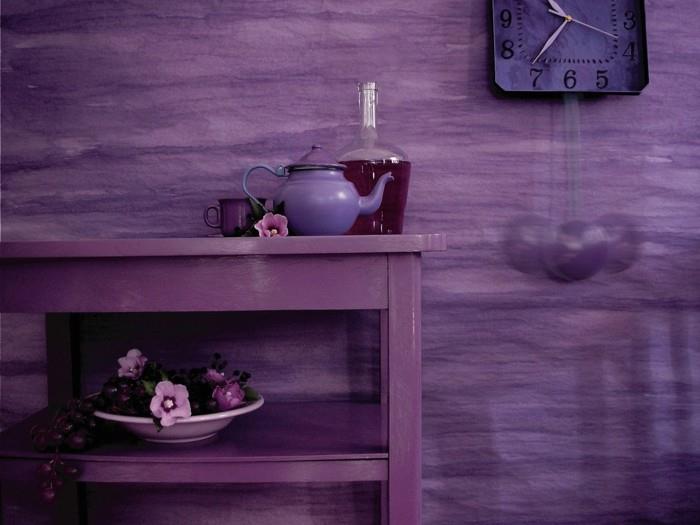 Το χρώμα μωβ ασυνήθιστο χρώμα τοίχου πλευρικό τραπέζι όμορφο ρολόι τοίχου