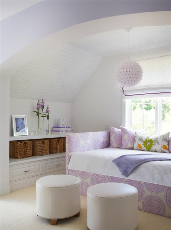 Το χρώμα μοβ διακριτικά τονίζει άνετο καναπέ -κρεβάτι και λευκό οθωμανικό
