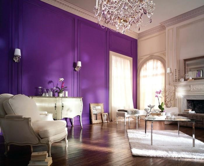 Το χρώμα μοβ μεγάλο σαλόνι όμορφος πολυέλαιος πορφυρός τοίχος