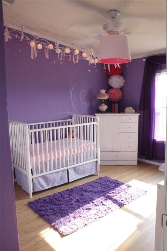 Το χρώμα μωβ βρεφικό δωμάτιο βρεφικού παιδιού λευκά έπιπλα μοβ χαλί