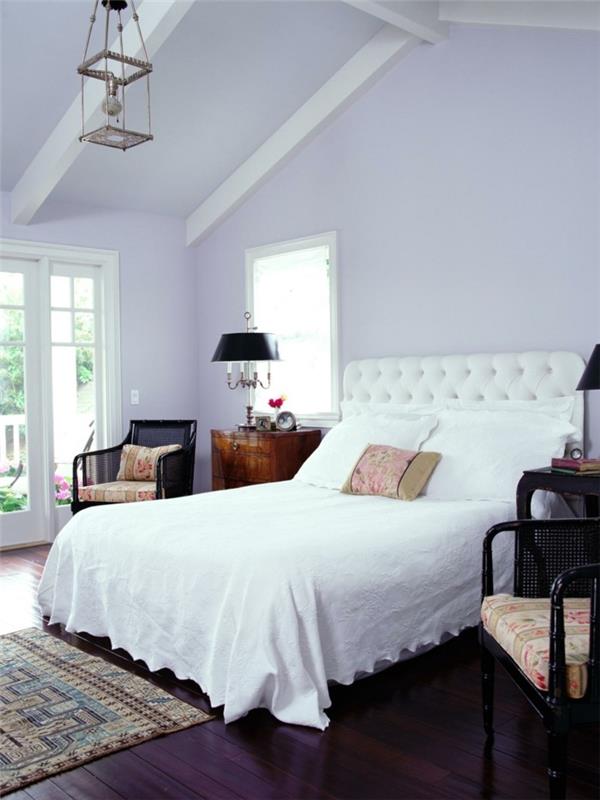 Το χρώμα μωβ κρεβατοκάμαρα βαφής τοίχου με λεβάντα