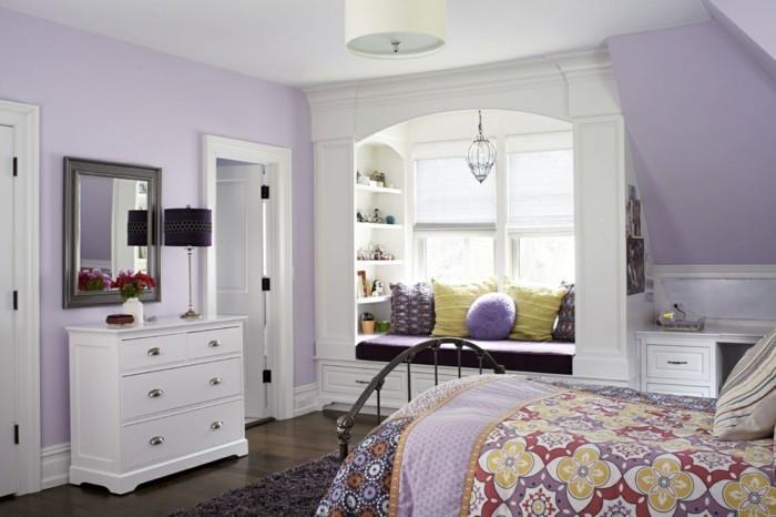Το χρώμα μοβ κρεβατοκάμαρα με κεκλιμένα κλινοσκεπάσματα σε χρώμα οροφής