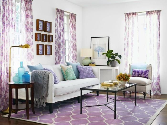 Το χρώμα μωβ σαλόνι μοβ τονίζει λευκούς τοίχους