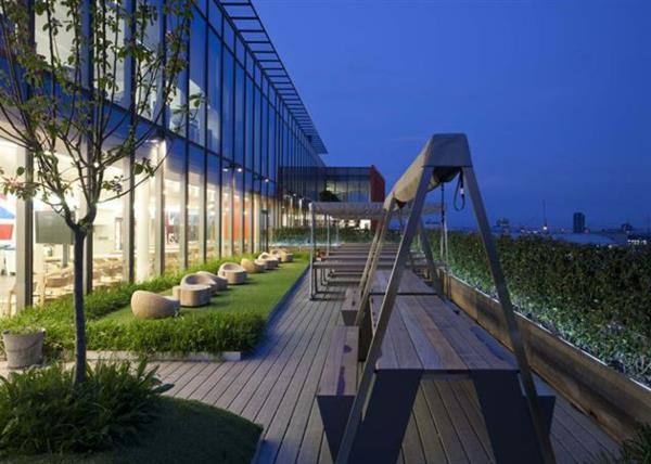 Η έδρα της Google στη βεράντα του ξύλινου δαπέδου στο Λονδίνο