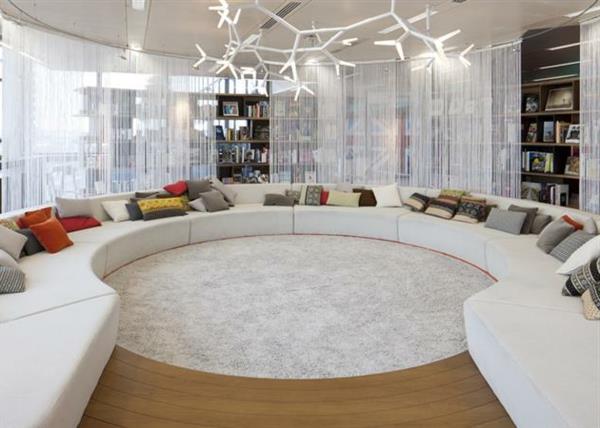 Τα κεντρικά γραφεία της Google στο Λονδίνο σχεδιασμός εσωτερικών χώρων επίπλων μαξιλάρια λευκά μαξιλάρια