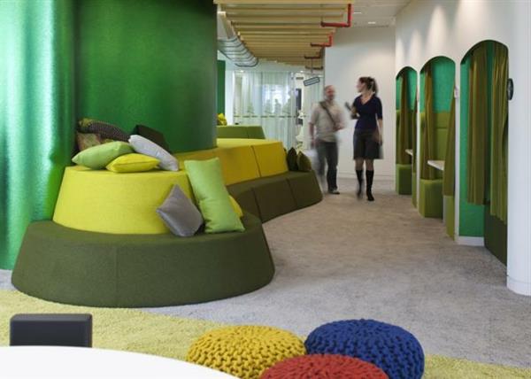 Τα κεντρικά γραφεία της Google στο Λονδίνο έχουν έντονο χρώμα