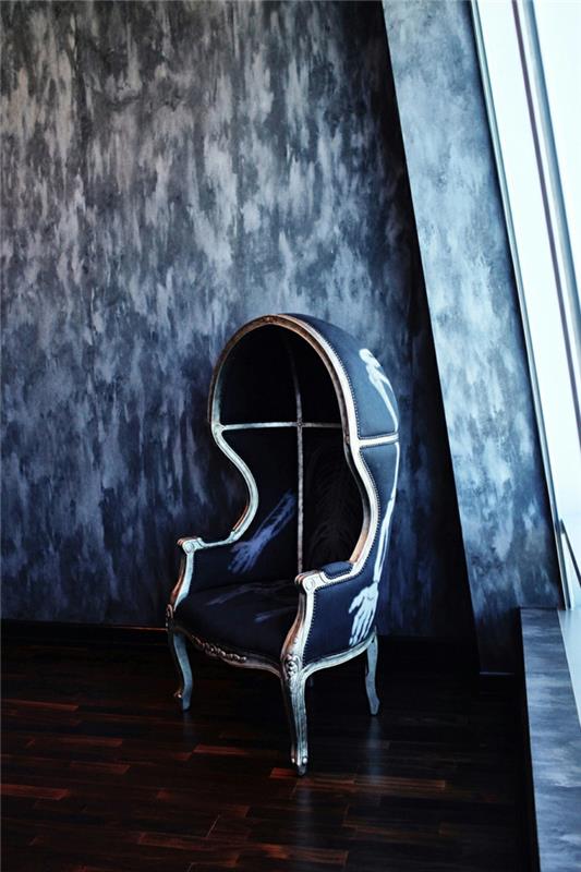 Η γοτθική αρχιτεκτονική διαθέτει τέχνη λευκή σχεδίαση μπάνιου σχεδιασμού καρέκλα σχεδιαστών με σκούρα επίπλωση