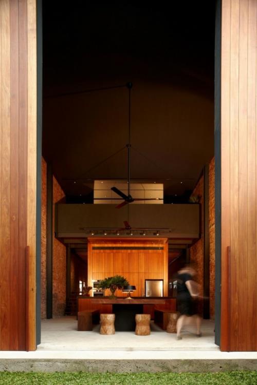 Η ξύλινη πόρτα ανακαινίζει την πόρτα εισόδου μινιμαλιστικό ξύλο ζεστό