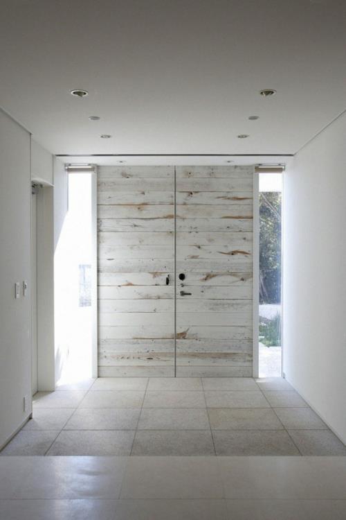 Ανακαινίστε την πόρτα εισόδου ξύλινης πόρτας, διακριτικά βαμμένη σε λευκό χρώμα