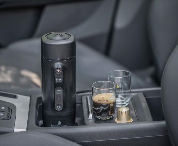 Τα καλύτερα gadgets αυτοκινήτου 2019 που εξασφαλίζουν περισσότερη ασφάλεια και άνεση εν κινήσει μηχανή καφέ χειροκίνητου καφέ για το αυτοκίνητο