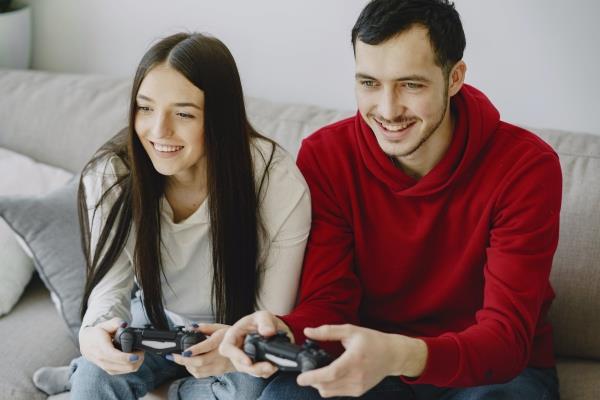 Τα καλύτερα co-op βιντεοπαιχνίδια για ζευγάρια κατά τη διάρκεια του πανδημικού ζεύγους που παίζουν ελεγκτή