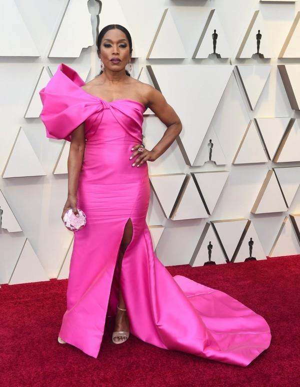 Τα καλύτερα ρούχα στο Oscars 2019 βραδινό φόρεμα Angela Bassett σε φούξια
