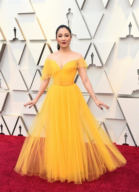 Τα καλύτερα ρούχα στο Oscars 2019 Constance Wu ηλιοκίτρινο βραδινό φόρεμα